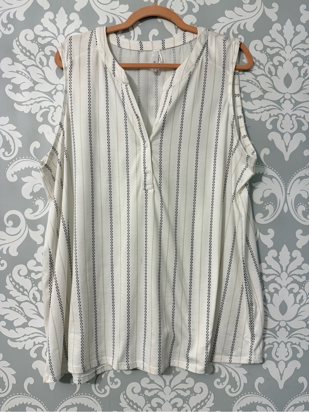 💫4/$25 • 2 Dye 4 Sleeveless White Striped V-Neck Top